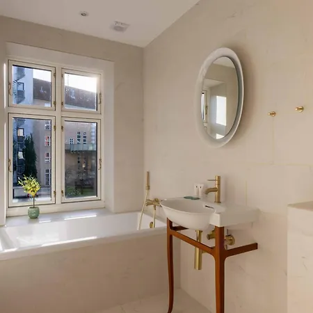 아파트 Lovely By W Bathtub And Balcony